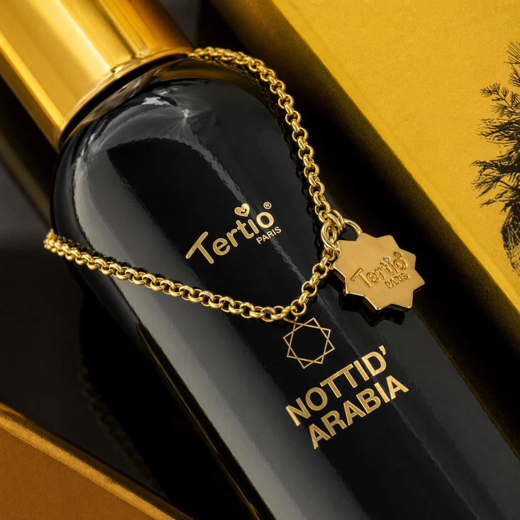 Black perfume bottle with golden cap, golden chain pendant, golden packaging box, horse head pattern NOTTID ARABIA Application Scenario