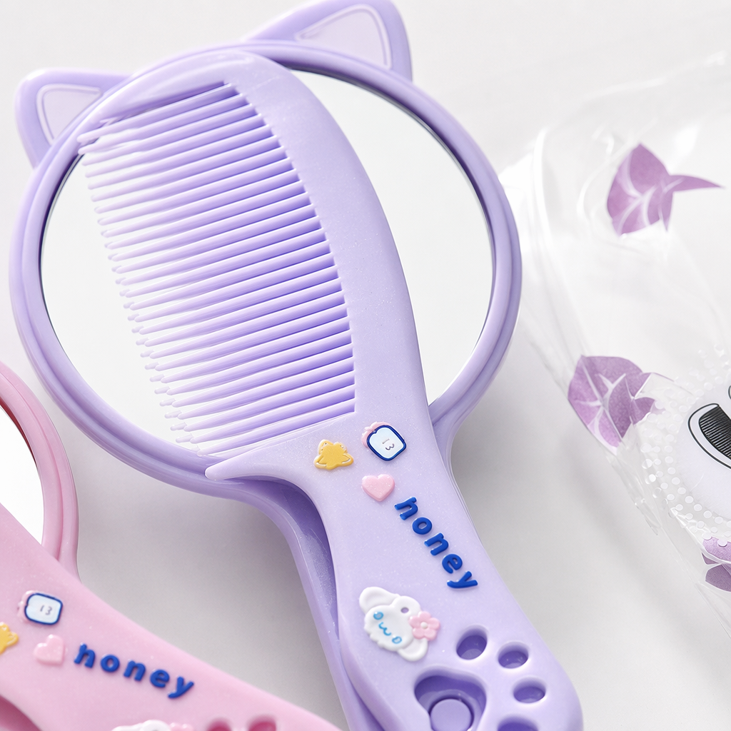 Colorful cat ear comb and mirror set, sweet and girlish style portable makeup mirror and comb set Application Scenario