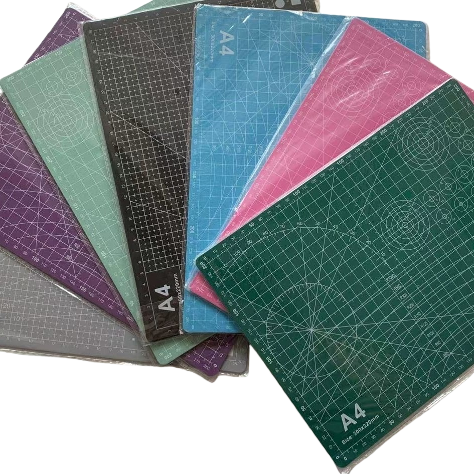 Colored grid cutting pad, professional cutting pad, PVC material, anti-slip and wear-resistant Item Picture