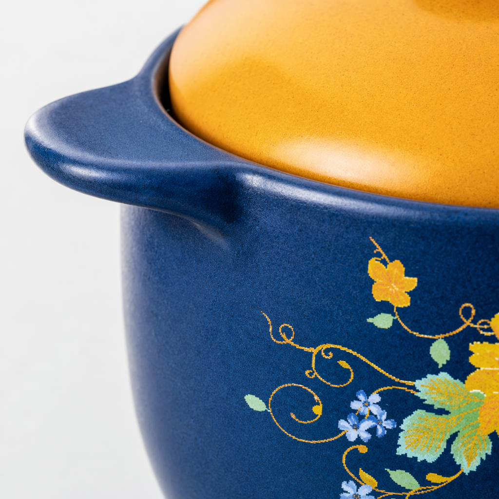 Blue floral patterned ceramic clay pot, household stew pot and soup pot, heat-resistant Application Scenario