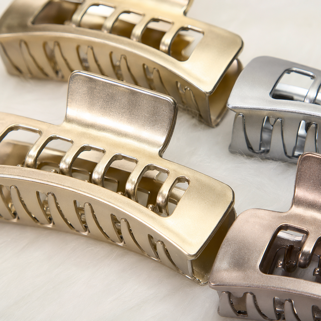 Gold and silver dual-color hair clips are fashionable, simple and versatile women's headwear Application Scenario