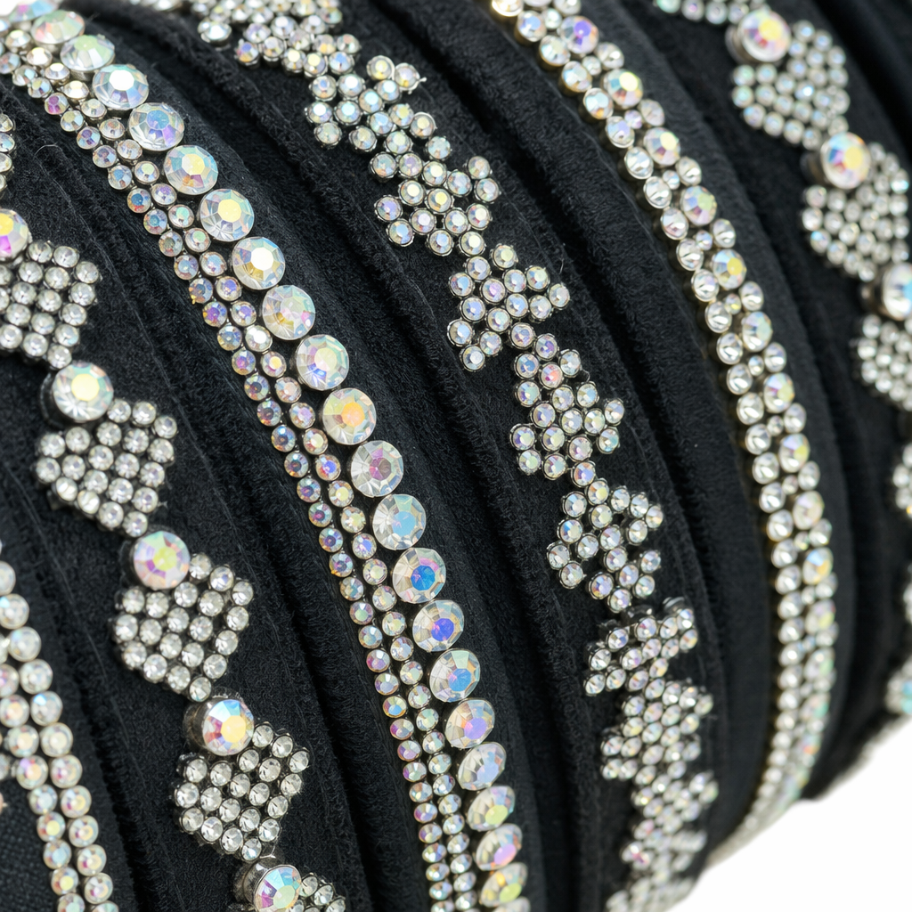 The black diamond-encrusted hairband is a fashionable and versatile headpiece for women, decorated with exquisite sequins Application Scenario