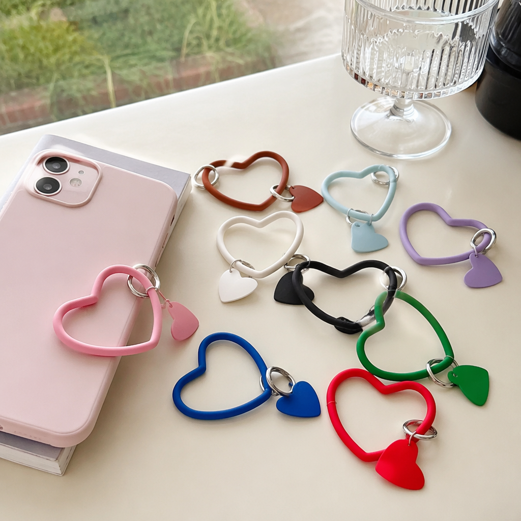 Colorful heart-shaped keychains, cute and simple metal pendants, fashionable accessories details Picture