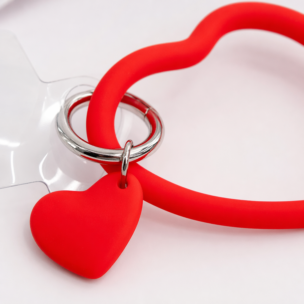 Colorful heart-shaped keychains, cute and simple metal pendants, fashionable accessories Application Scenario