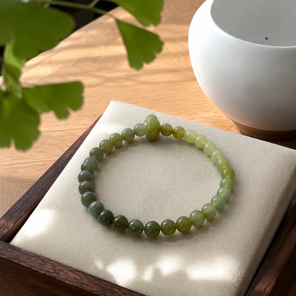 Green beaded bracelet, natural jade, simple and versatile ladies' wrist accessory details Picture