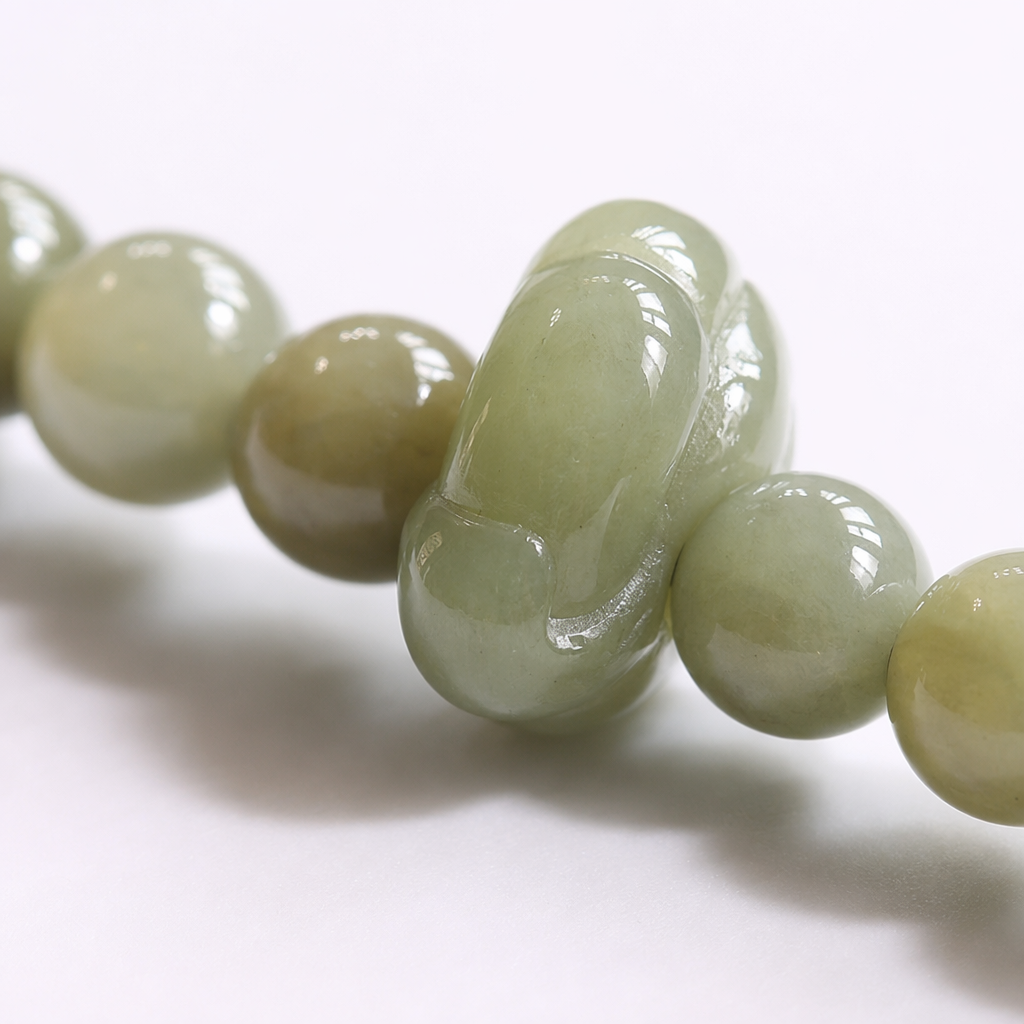 Green beaded bracelet, natural jade, simple and versatile ladies' wrist accessory Application Scenario