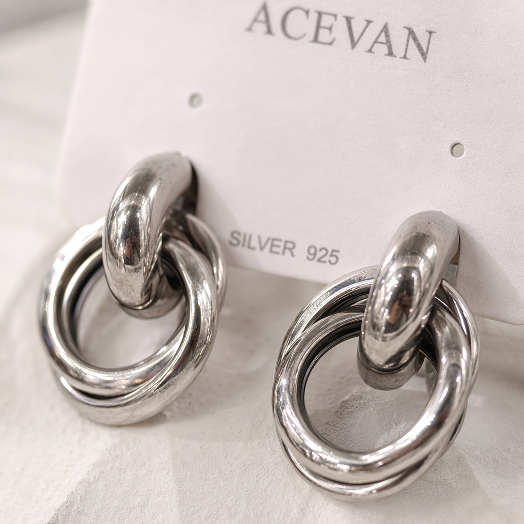 The silver double-ring earrings are simple and fashionable earrings with a light luxury design for women Application Scenario