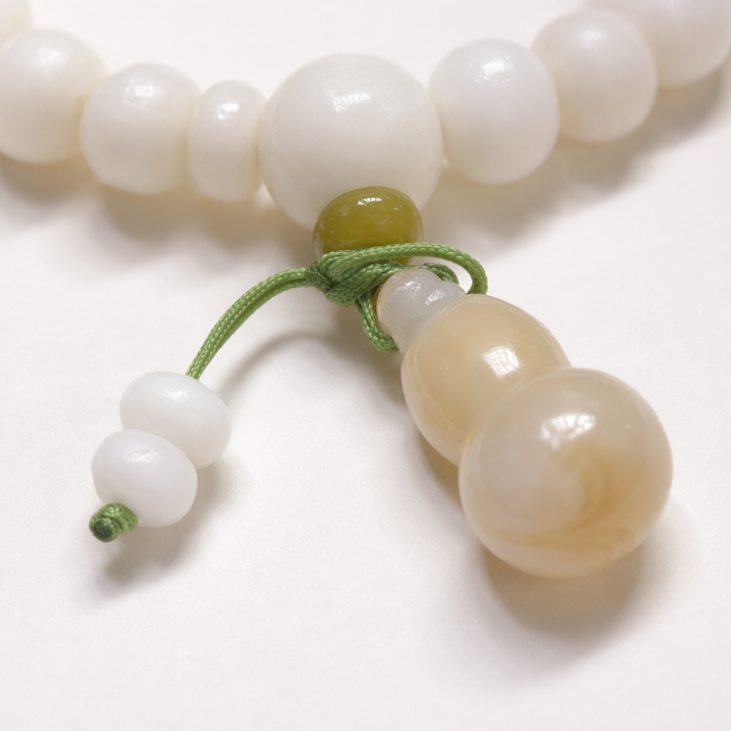 White beaded bracelet with gourd pendant, natural jade, simple and fashionable women's style Application Scenario