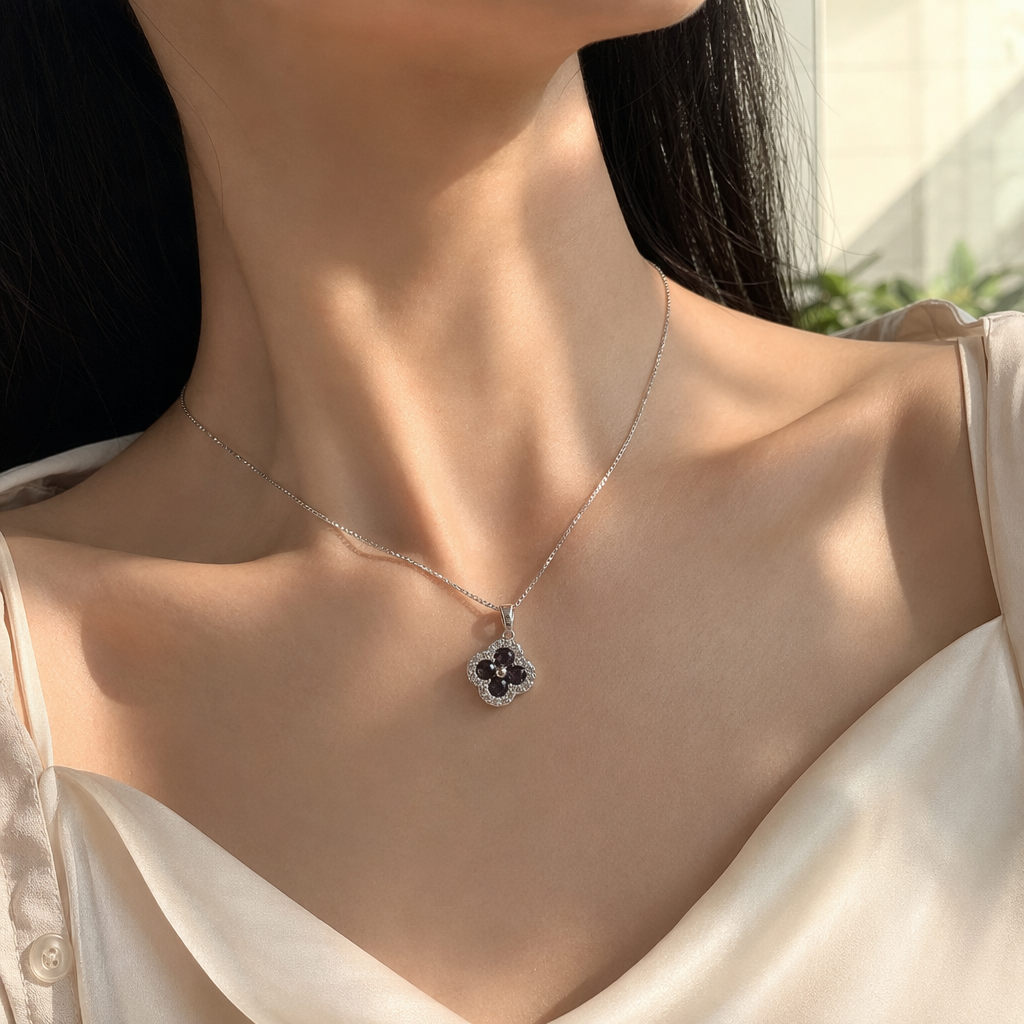 Silver alloy four-leaf clover pendant necklace details Picture