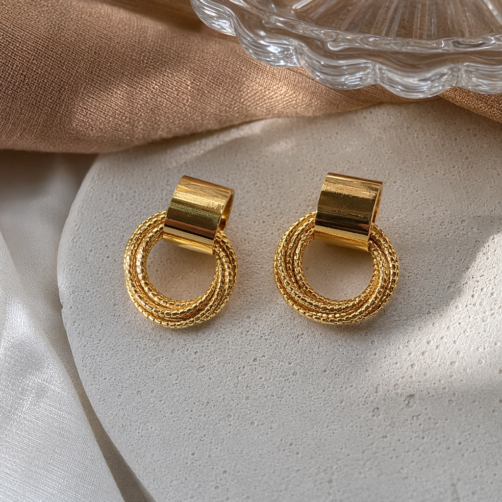 Pendientes de aro ACEVAN dorados con conector cilíndrico texturizado trenzado con etiqueta de marca rosa details Picture