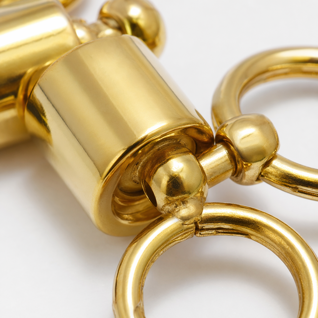 Golden metal keychain accessory, fashionable, simple and durable pendant, universal type Application Scenario