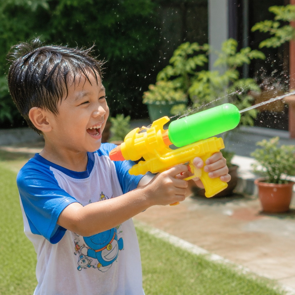 Yellow water gun with green water storage bottle, children's toy in transparent plastic packaging details Picture