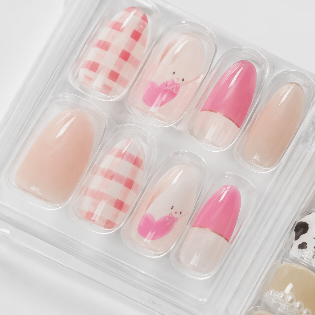 VIVI STELLA Colorful nail Art Sheet Adhesive Nail Set includes multiple nail art sheets and accessories, as well as a white display stand Application Scenario