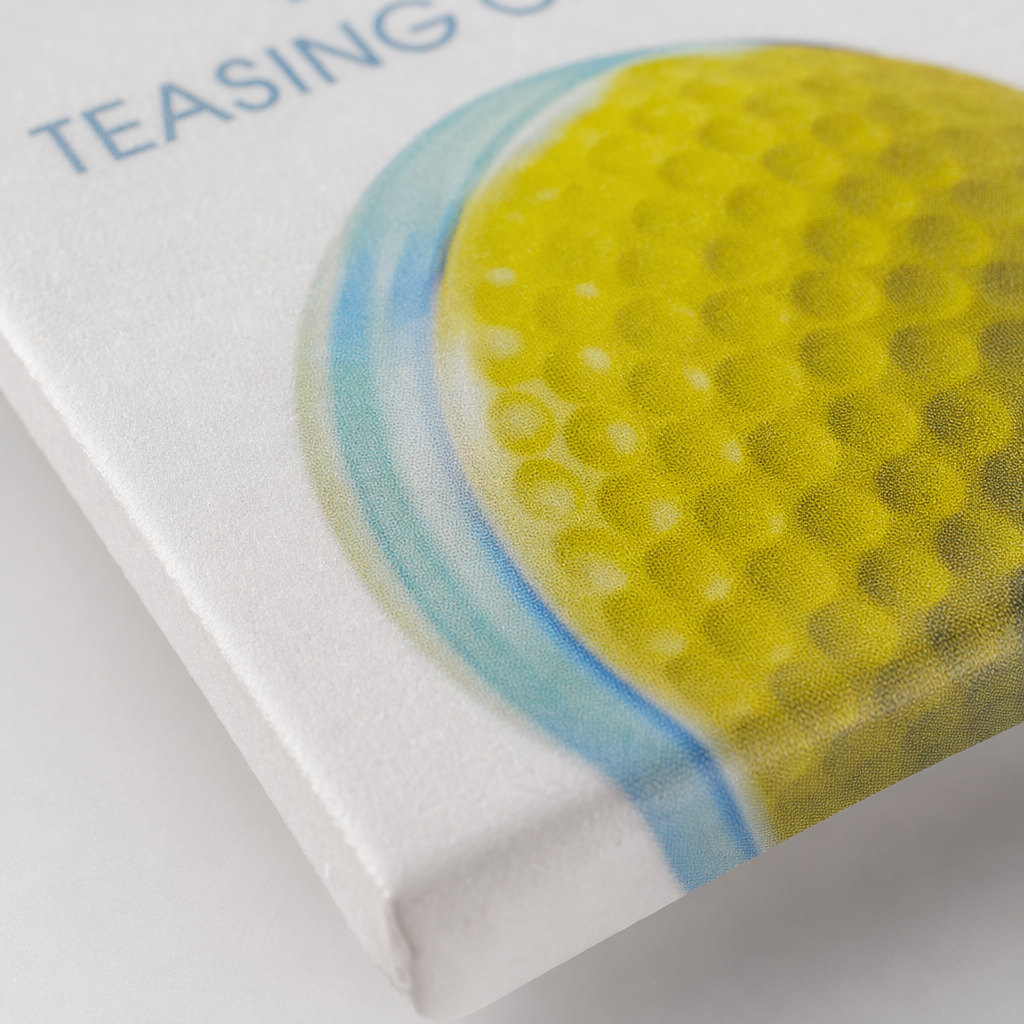 The yellow and blue honeycomb-shaped cat-teasing bouncy ball is smart and rechargeable Application Scenario