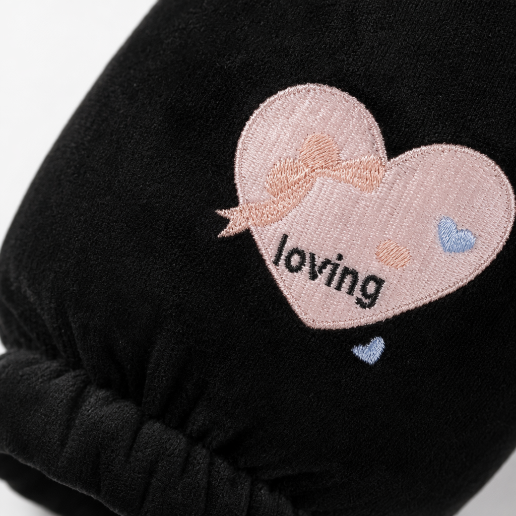 Black suede heart-shaped embroidered sleeve sleeves are fashionable, versatile and anti-slip wrist guards suitable for both men and women Application Scenario