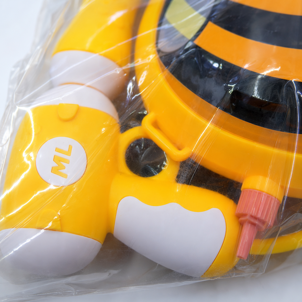 Yellow bee-shaped backpack water gun toy, children's summer water play spray gun Application Scenario