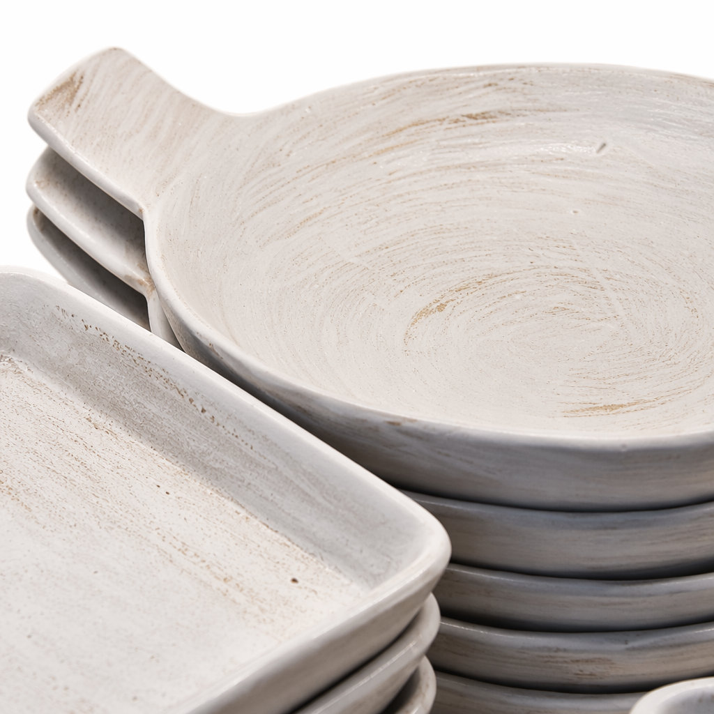 Light-colored ceramic tableware set, a simple home-style combination of bowls, plates, spoons and chopsticks Application Scenario