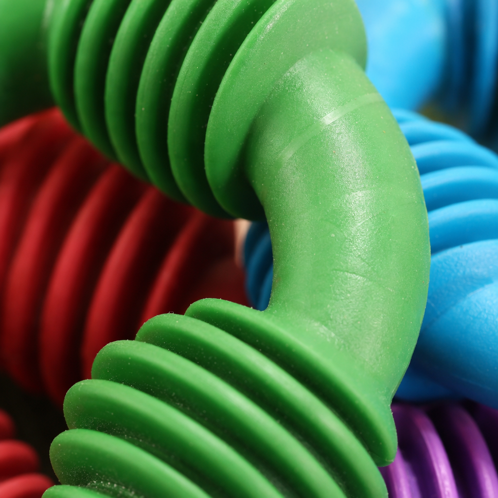 Colorful ring-shaped pet gnawing toys for teeth grinding and cleaning, durable and stress-relieving interactive toys Application Scenario