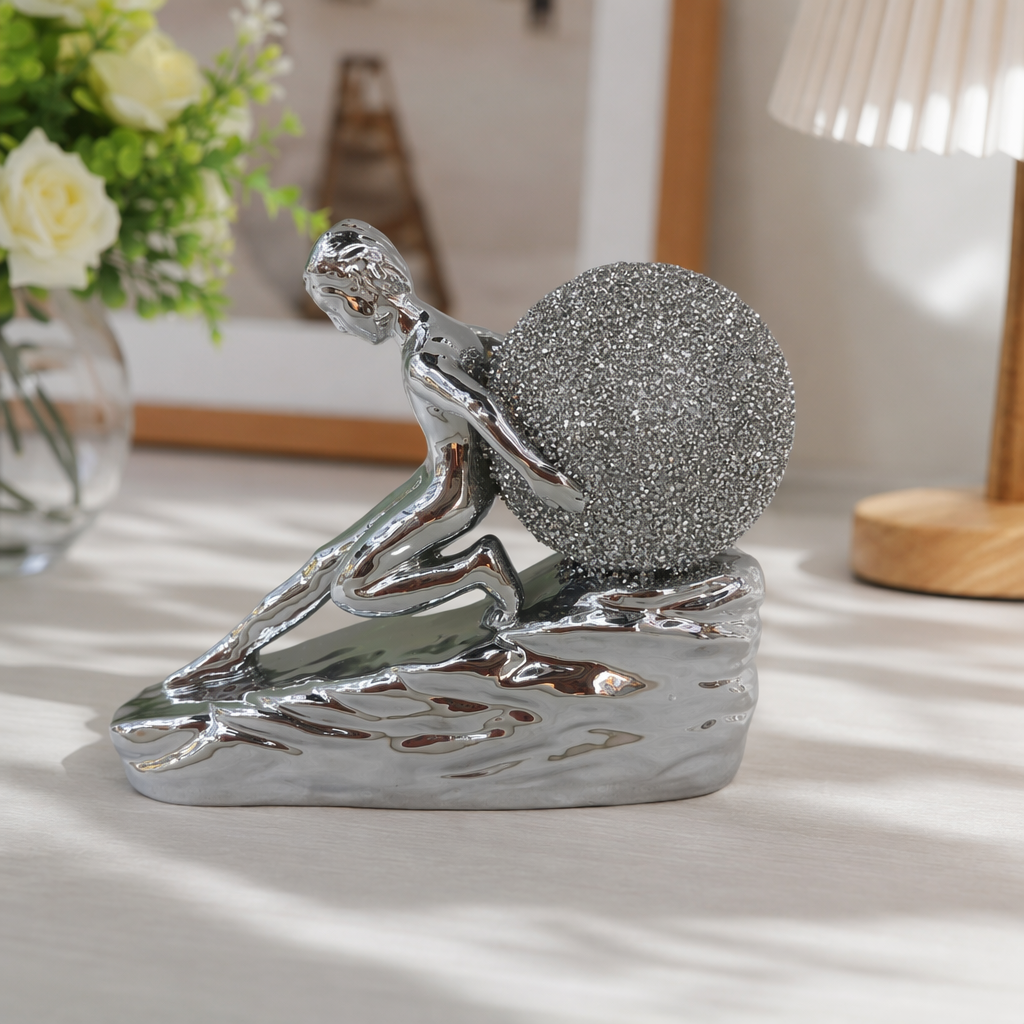 Escultura de la figura del brillo de plata con la esfera del brillo de plata para la decoración details Picture