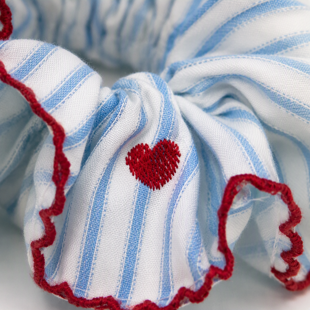 المخطوط الأزرق والأبيض مع تطريز الأحمر مع تطريز القلوب الأحمر Application Scenario