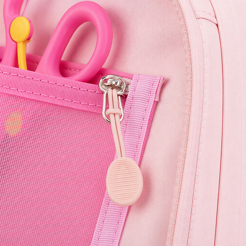 The pink backpack is lightweight, has a large capacity, and is suitable for student commuting and travel. It is casual, fashionable and simple Application Scenario