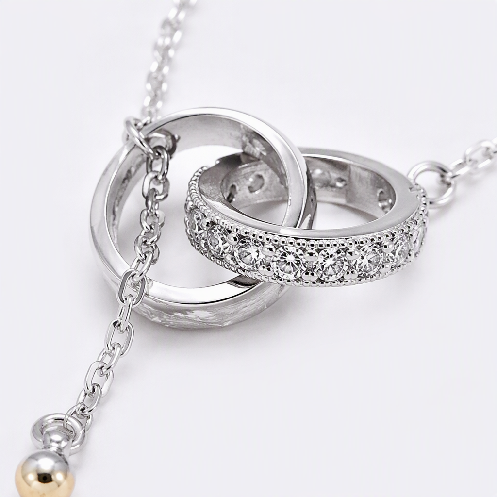 Collar colgante de plata con doble aro incrustado de diamantes con cola de cadena de bola pequeña Application Scenario