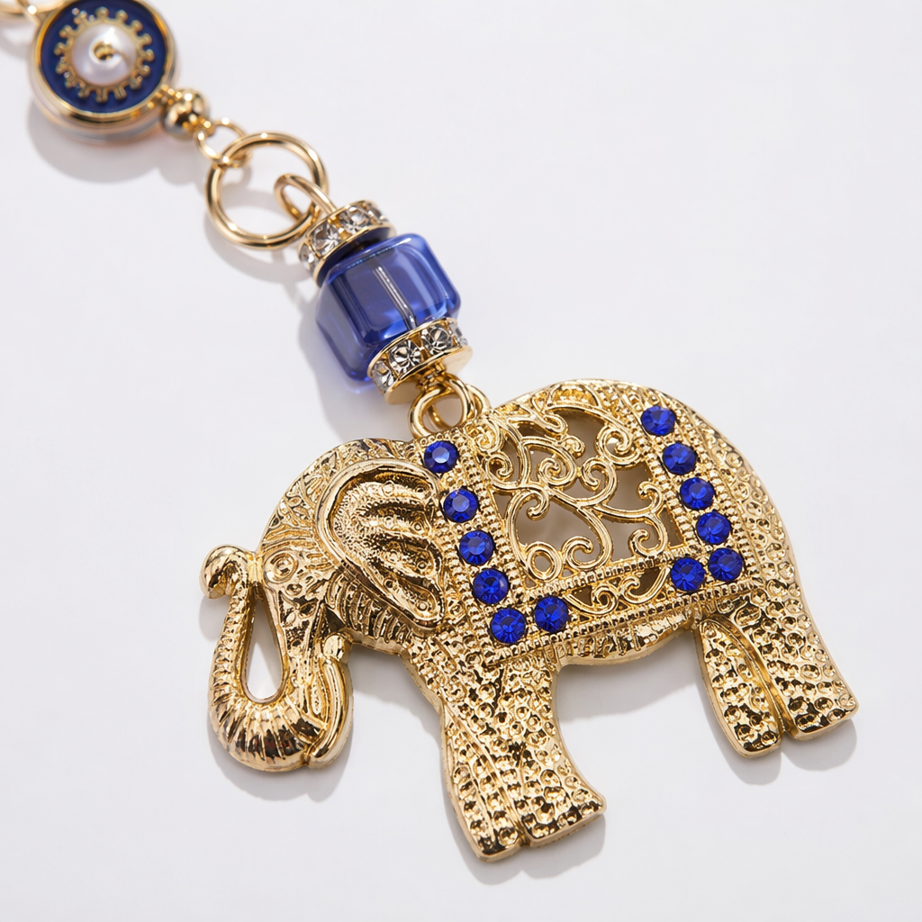 Llavero en forma de elefante dorado adornado con gemas azules con colgante de mal ojo Application Scenario