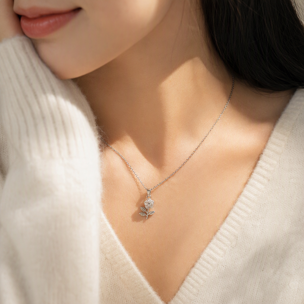 The silver chain flower pendant necklace is exquisite, simple, fashionable and versatile details Picture