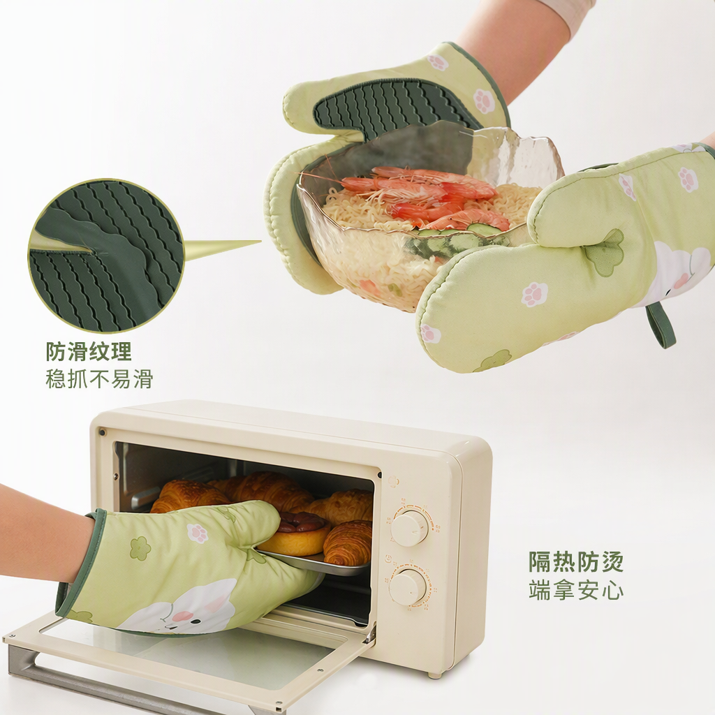 Green cartoon-patterned heat-resistant gloves, wearing gloves on both hands to hold bowls, heat-resistant kitchenware
