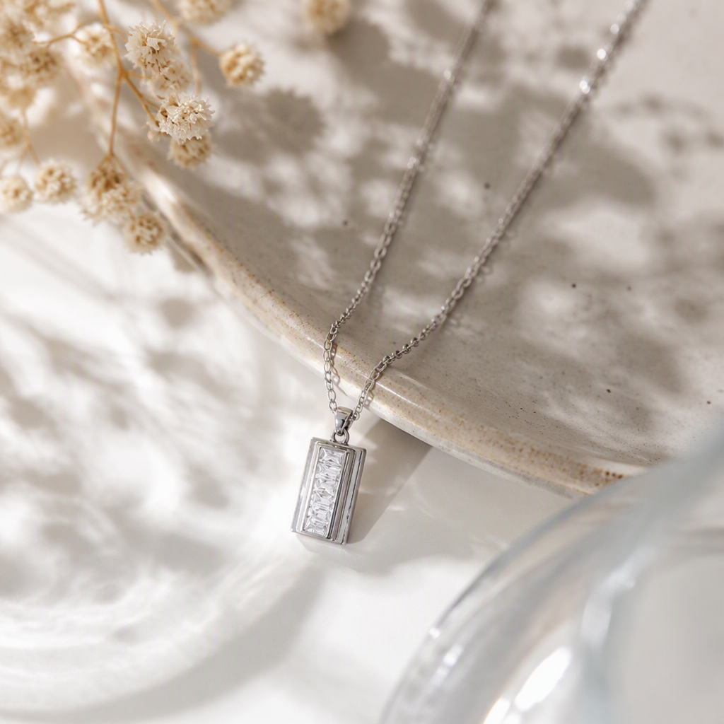 The silver chain necklace with rectangular diamond-encrusted pendant is simple, fashionable and versatile details Picture