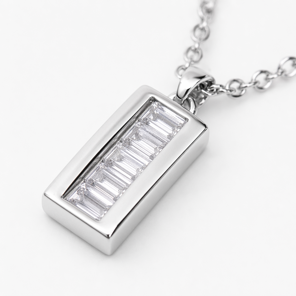 The silver chain necklace with rectangular diamond-encrusted pendant is simple, fashionable and versatile Application Scenario
