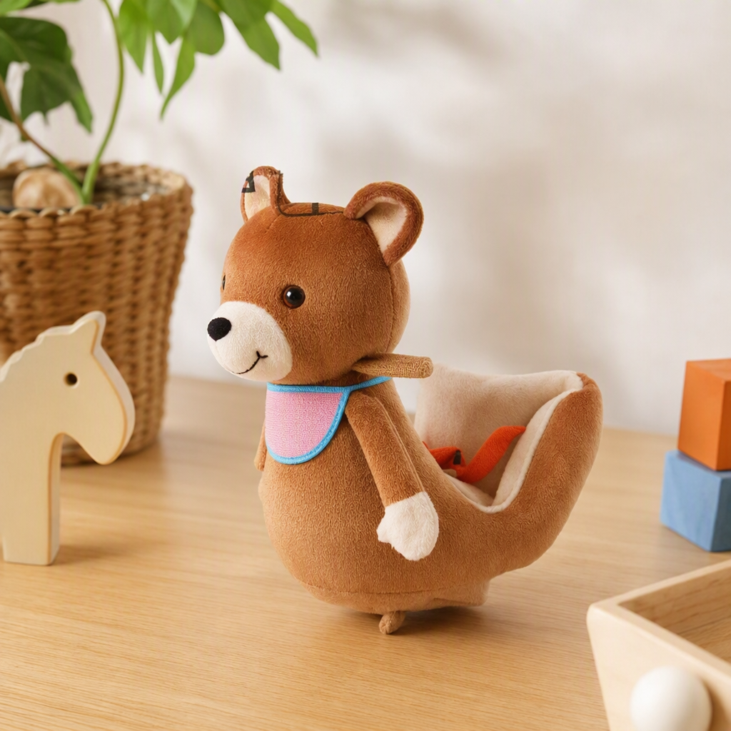 Коричневая медведица, качающаяся в детской комнате с игрушечными игрушками, деревянная экологически чистая краска details Picture