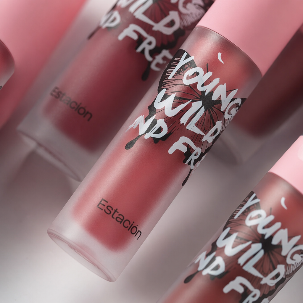 The pink bottle cap, transparent bottle body, and lip gloss are moist, color-changing, long-lasting and do not stick to the glass Application Scenario
