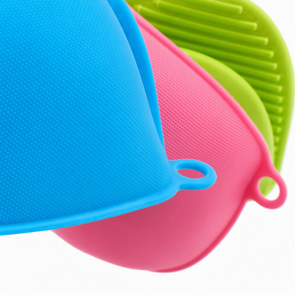 Colorful heat-insulating and heat-resistant hand clamps, kitchen multi-functional silicone clamps, high-temperature resistant and anti-slip clamps Application Scenario