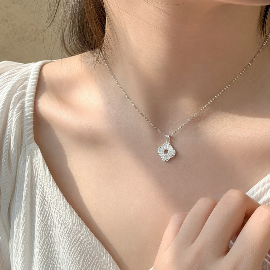 The silver chain necklace with a flower-shaped pendant is a simple, fashionable and versatile ladies' accessory details Picture