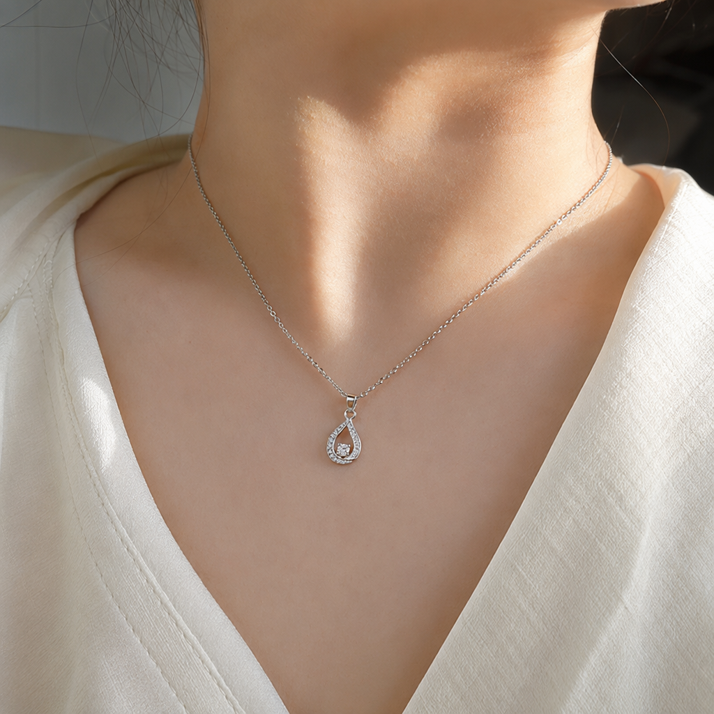 Silver teardrop-shaped pendant necklace, fashionable, simple and versatile collarbone chain details Picture