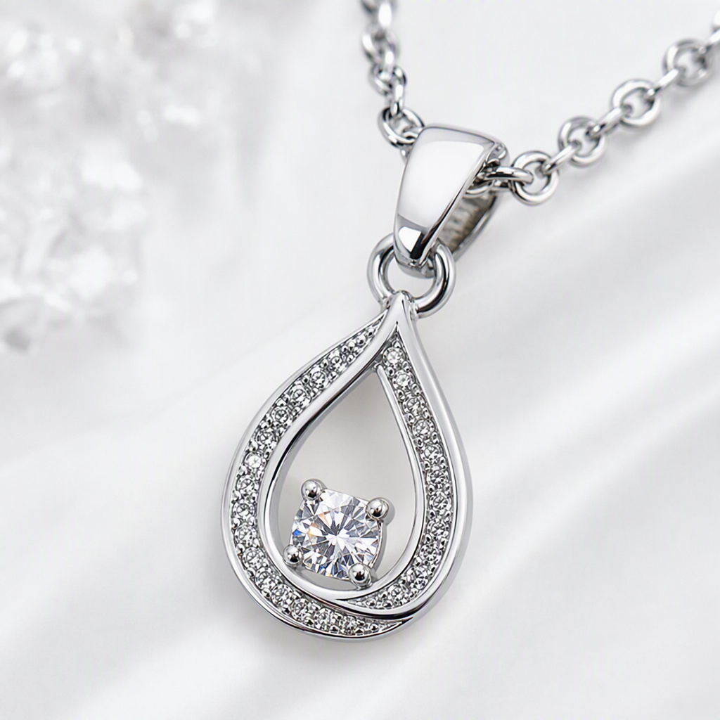 Silver teardrop-shaped pendant necklace, fashionable, simple and versatile collarbone chain Application Scenario