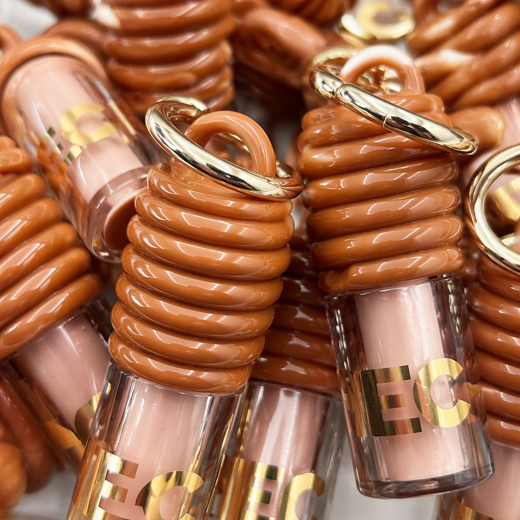 Brown spiral honeycomb-shaped lip gloss moisturizes, brightens and provides long-lasting hydration for lip makeup Application Scenario