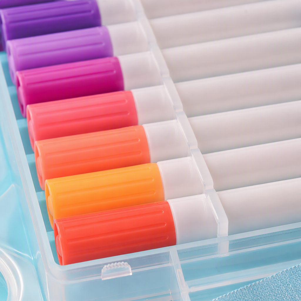 A set of colorful acrylic markers in a transparent plastic box for drawing, hand-drawing and doodling tools Application Scenario