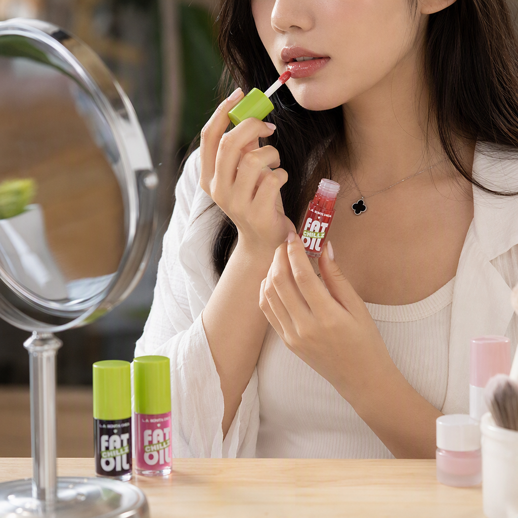The green bottle lip oil is moisturizing, hydrating and brightening for lip care details Picture