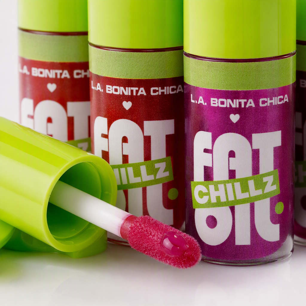 The green bottle lip oil is moisturizing, hydrating and brightening for lip care Application Scenario