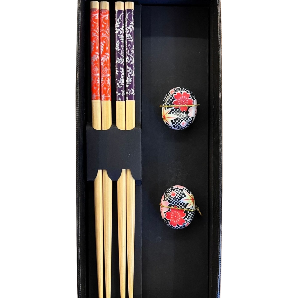 This high-end black gift box features two types of patterned chopsticks with flower-shaped chopstick rests, making it a practical and beautiful home product gift set Item Picture