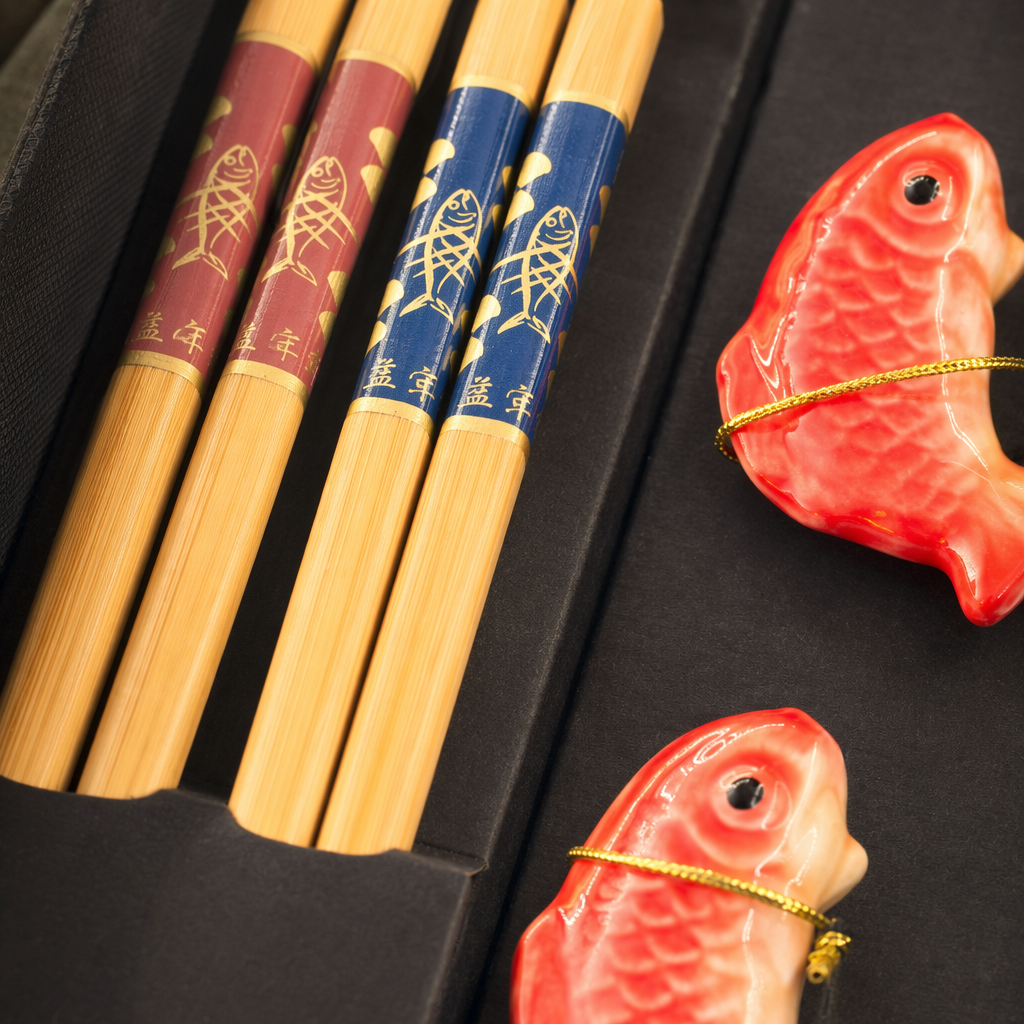 A high-end black gift box with bamboo chopsticks and a red fish-shaped chopstick rest, a practical tableware set, is an excellent gift Application Scenario