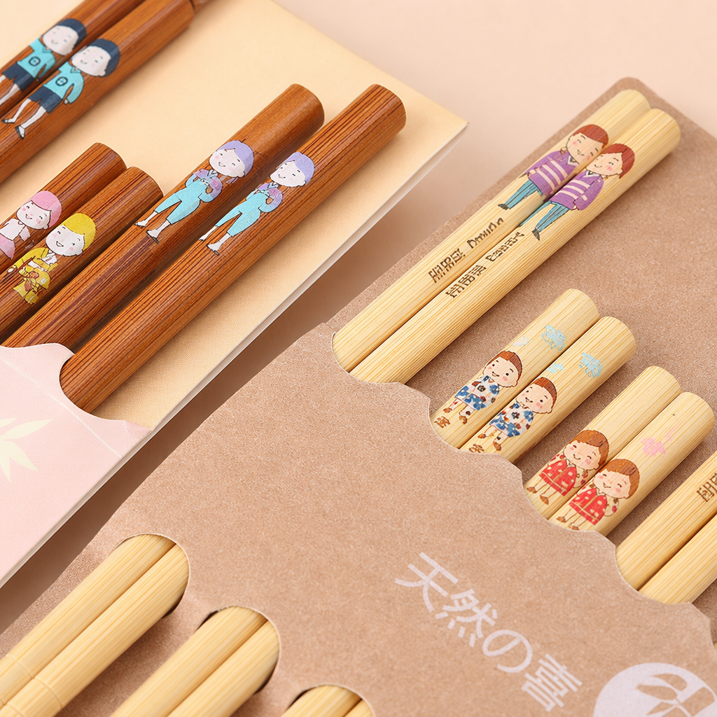 A variety of cartoon-patterned bamboo chopstick sets, white small spoons, paper packaging, wooden background decoration, tableware and gifts Application Scenario