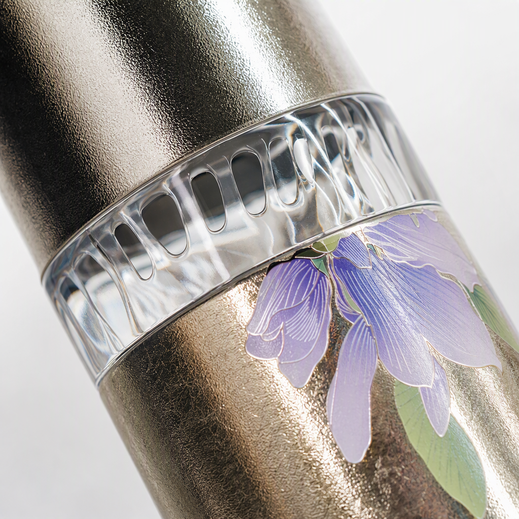 Silver floral pattern insulated cup, large-capacity stainless steel portable student outdoor travel hot drink cup Application Scenario