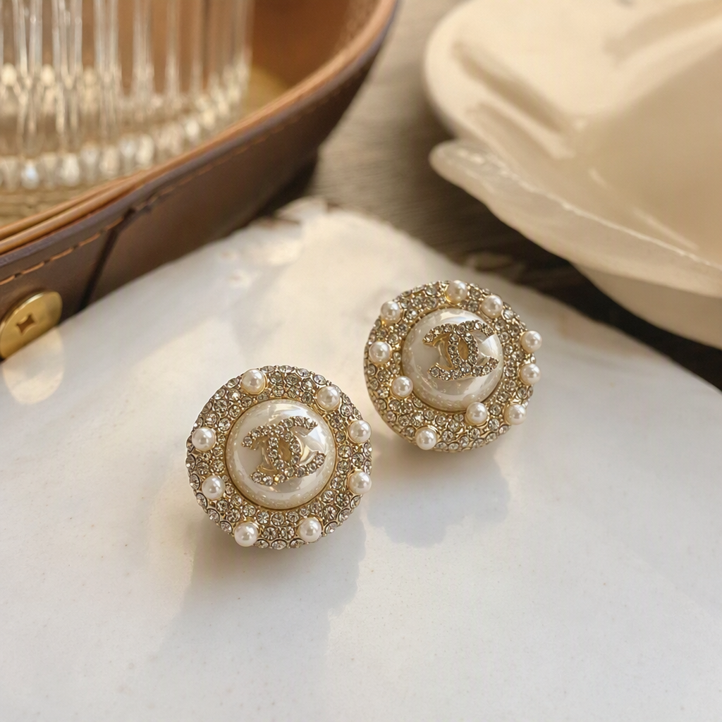 Pendientes de oro con diamantes y perlas fondo blanco camelia elegante temperamento orejeras mujer moda estilo simple details Picture