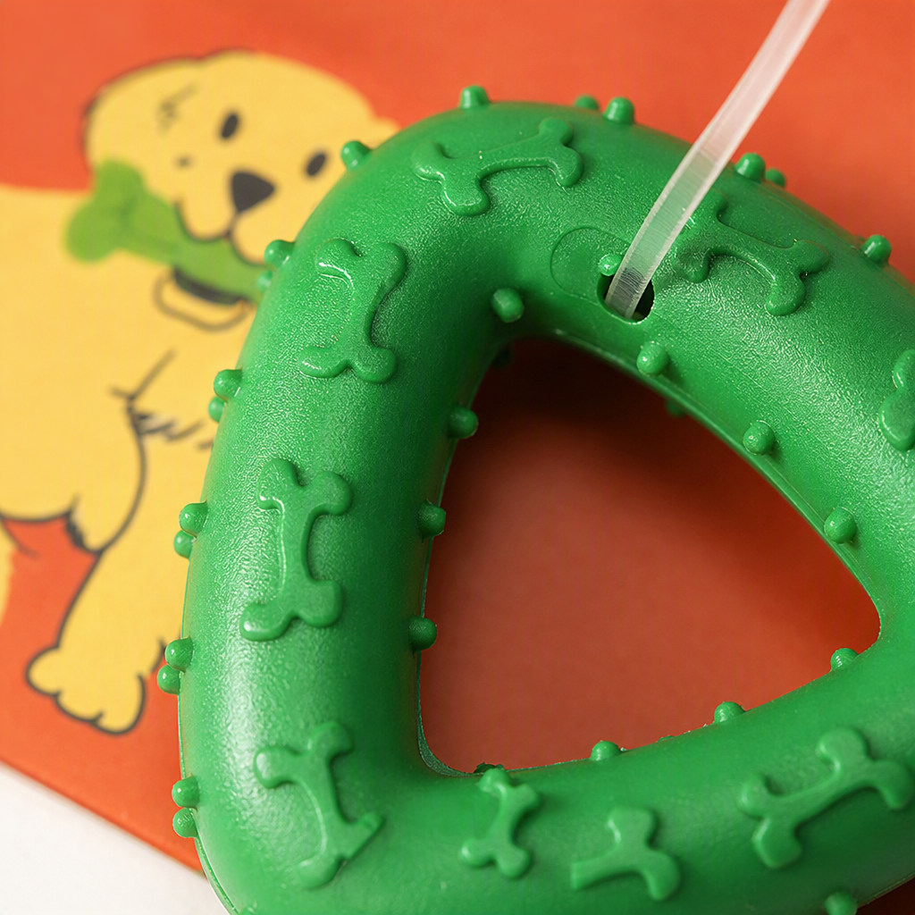 Colorful triangular pet teething rings toys, biting and grinding teeth training pet supplies, pet toys, biting and wear-resistant pet teething rings Application Scenario