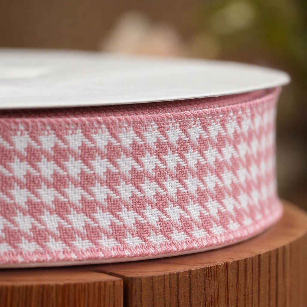 The pink checkered webbing can be DIYED as an accessory