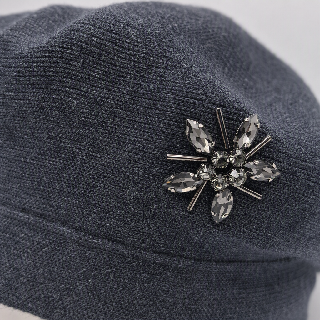 Fashionable knitted hats are warm and versatile. They are must-have trendy styles for men and women's casual hats and headscarves in autumn and winter Specification image