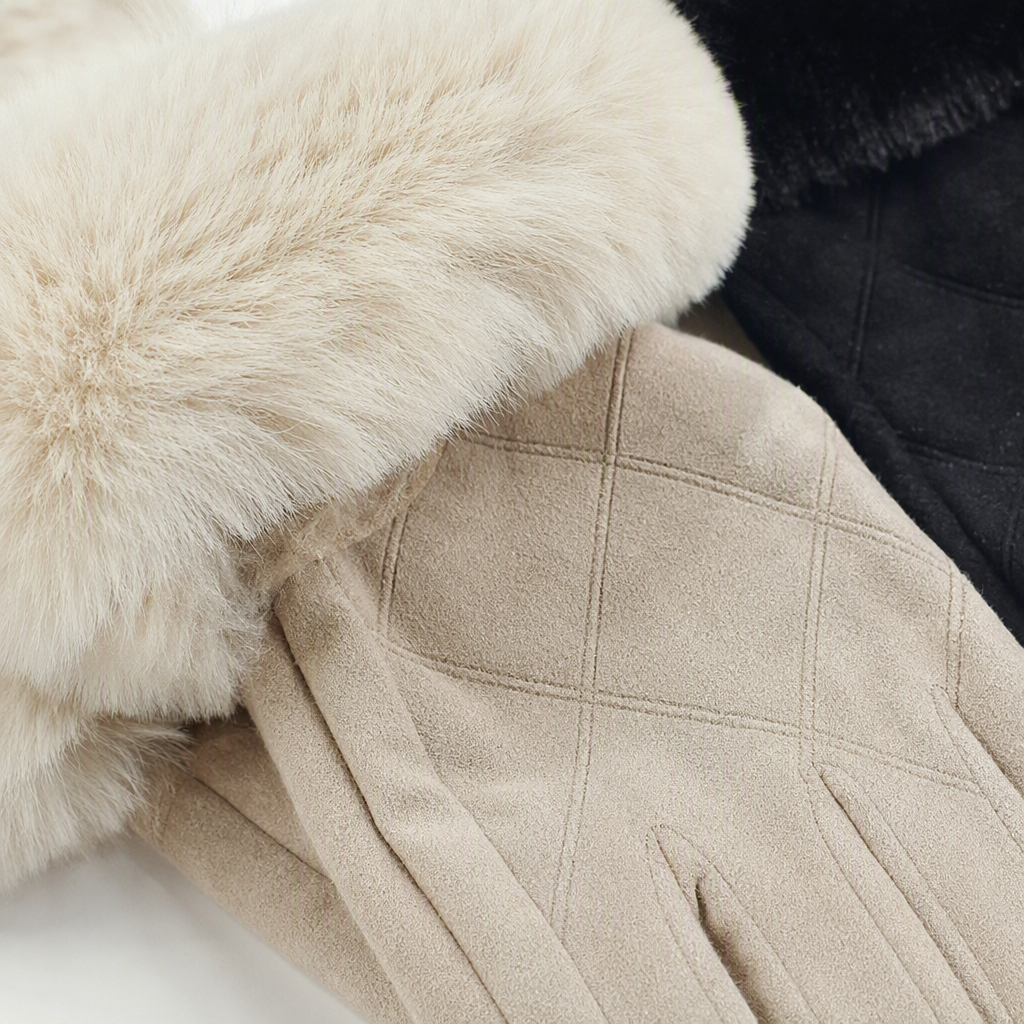 Warm and comfortable beige plush gloves, black and thick for warmth, winter touch screen wearable for both men and women Application Scenario